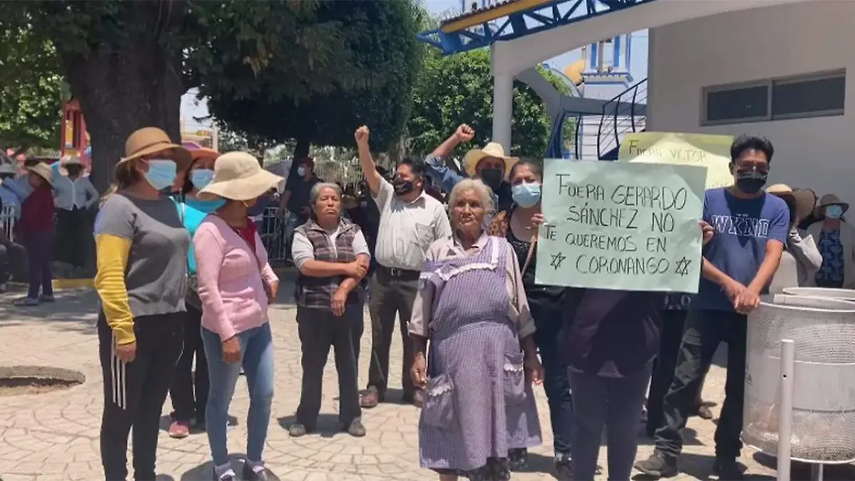 Al grito de 'fuera el presidente municipal' 'fuera el comisario' y 'fuera Vialidad', un grupo de pobladores de Coronango protesta a las afueras del Palacio Municipal